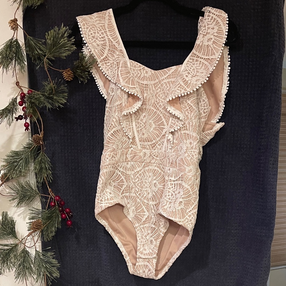 Chic Lace Women’s Bodysuit in Cream